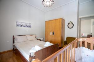 una camera con letto e armadio in legno di Family apartment at Kalithea 2 bedrooms 4 pers ad Atene