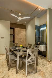 Fotografie z fotogalerie ubytování SaffronStays HeavOne Penta, Lonavala v destinaci Lonavala