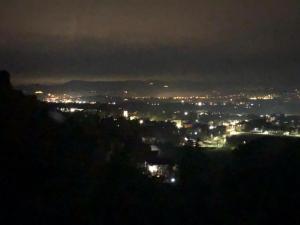 - Vistas a la ciudad por la noche con luces en Borgo dei Conti Campello, en Campello sul Clitunno