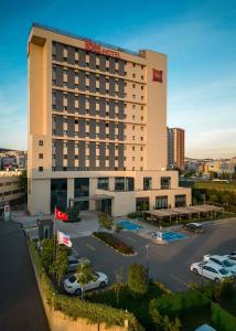 トゥズラにあるIbis Istanbul Tuzla Hotelの駐車場を利用したホテル