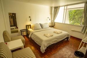 - une chambre avec un grand lit et une fenêtre dans l'établissement Home16 Sukhumvit16, à Bangkok