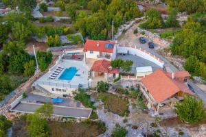 een uitzicht op een huis met een zwembad bij Villa in Omiš inland/4 stars+heated pool in Nova Sela