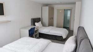 pokój hotelowy z 2 łóżkami i kanapą w obiekcie Evsenn Hotel w mieście Reutlingen