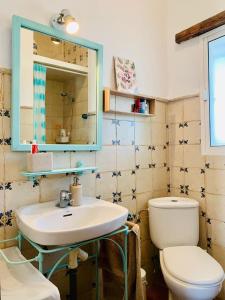 a bathroom with a toilet and a sink at Casa Manuela in El Palmar