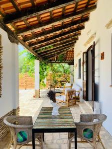 um pátio exterior com uma mesa de madeira e cadeiras em Casa Manuela em El Palmar