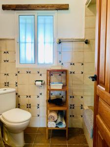 baño con aseo y ventana en Casa Manuela en El Palmar