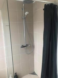 um chuveiro com uma mangueira na casa de banho em Søkig em Viborg