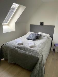 Giường trong phòng chung tại Søkig