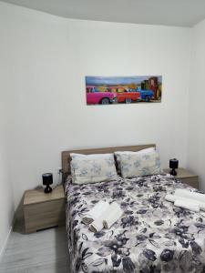 a bedroom with a bed with a truck picture on the wall at Appartamento C&Y Torelli in Novara