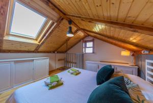 Oključna的住宿－Adorable Cottage，一间卧室设有一张大床和窗户