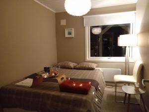 una camera d'albergo con due letti e una finestra di Adorable 1-bedroom apartment with a fantastic view - Free Parking a Trondheim
