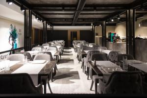 INN HOUSE LOFT SPA في Çankaya: صف من الطاولات والكراسي في المطعم