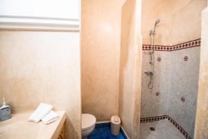 Salle de bains dans l'établissement ArtHouse Cinema Hotel
