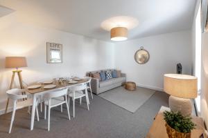 uma sala de estar com uma mesa e um sofá em Sea Breeze Apartment em Walton-on-the-Naze