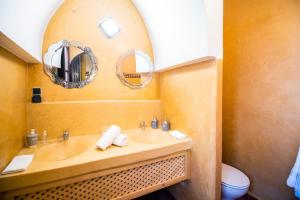 Salle de bains dans l'établissement ArtHouse Cinema Hotel