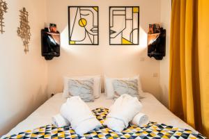 Un ou plusieurs lits dans un hébergement de l'établissement ArtHouse Cinema Hotel