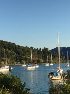 um grupo de barcos ancorados numa massa de água em Soldatos Stone House em Katokhórion