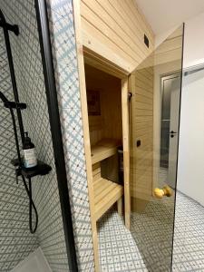 W łazience ze szklanymi drzwiami znajduje się kabina prysznicowa. w obiekcie Stodoła na podlasiu z sauną w mieście Miastkowo