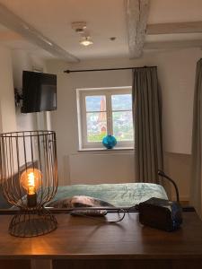 Pokój ze stołem i lampką na łóżku w obiekcie Hotel Burg Abenberg w mieście Abenberg