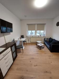 ein Wohnzimmer mit einem Sofa und einem Tisch in der Unterkunft Cottbus Çelik in Cottbus