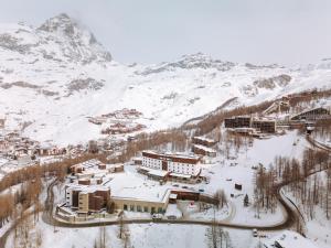 eine Luftansicht eines Resorts im Schnee in der Unterkunft Valtur Cervinia Cristallo Ski Resort in Breuil-Cervinia