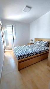 Un dormitorio con una cama grande en una habitación. en Mojito, en Miami Platja