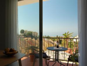 um quarto com uma varanda com uma mesa e uma vista em Casa Malaga em El Palo