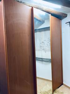 una puerta de madera en una habitación con espejo en Alojamiento rural La Casona en Andorra