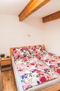 un letto con piumone floreale in camera di Chata Lipka a Králíky