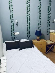 - une chambre avec un lit blanc et un mur vert dans l'établissement Alojamiento rural La Casona, à Andorra