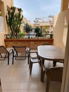patio con mesa y sillas en el balcón en Apartament Yucca Fanabe, en Adeje