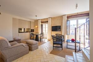 Casa de la Moneda Residences Sevilla的电视和/或娱乐中心