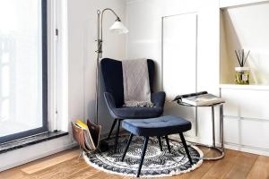 ミラノにあるSant’Andrea Penthouse by Montenapoleone Livingの青い椅子とランプ