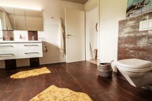 uma casa de banho com um WC e um lavatório em New Chalet with breathtaking views! em Alt Sankt Johann