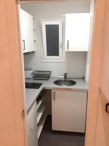 Kuchyňa alebo kuchynka v ubytovaní NEW! Apartment in Sarria near Metro