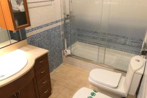 Kúpeľňa v ubytovaní NEW! Apartment in Sarria near Metro