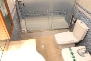 Kúpeľňa v ubytovaní NEW! Apartment in Sarria near Metro