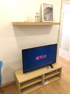 Televízia a/alebo spoločenská miestnosť v ubytovaní NEW! Apartment in Sarria near Metro
