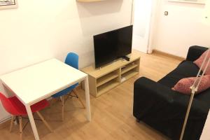 Televízia a/alebo spoločenská miestnosť v ubytovaní NEW! Apartment in Sarria near Metro