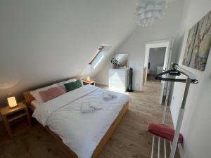 een slaapkamer met een groot bed en een trap bij Ulinia Zacisze Dom Comfort 140m2 in Ulinia