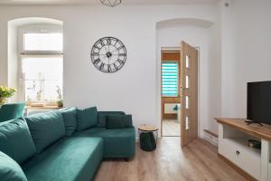 Televízia a/alebo spoločenská miestnosť v ubytovaní Apartamenty u Bratków