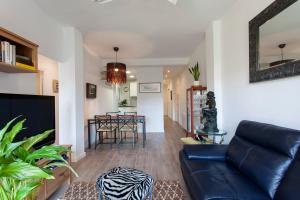 un soggiorno con divano e tavolo di Cozy Apartment near Fira Gran Via with AC a Hospitalet de Llobregat