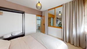 ラバトにあるMy Cosy Place Rabat - Studio Agdal 50m Arribat Centerのベッドルーム(白いベッド1台、窓付)