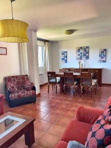ein Wohnzimmer mit einem Tisch und einem Sofa in der Unterkunft Grupo Gontad Casa Balsas in A Coruña