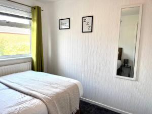 Una cama o camas en una habitación de Three bedroom house, close to airport, A1, NCL