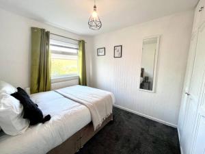 Een bed of bedden in een kamer bij Three bedroom house, close to airport, A1, NCL