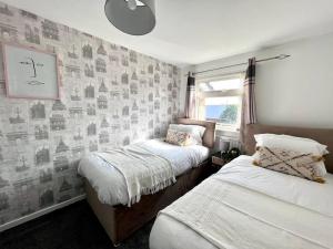 Een bed of bedden in een kamer bij Three bedroom house, close to airport, A1, NCL