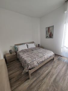 ノヴァーラにあるAppartamento c&y Torelli 1の白い部屋のベッドルーム1室(ベッド1台付)