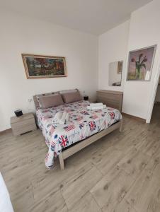 una camera con un letto di Appartamento c&y Torelli 1 a Novara