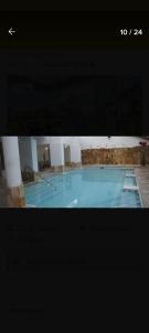 - une photo d'une piscine dans une chambre dans l'établissement Excelente y práctico, à Punta del Este